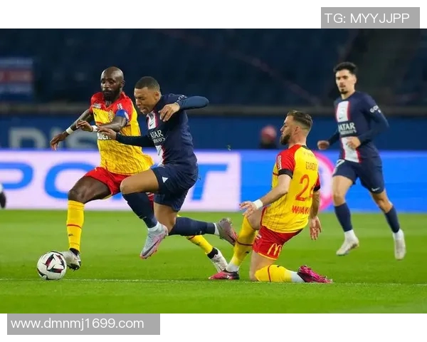 朗斯与巴黎足球会激战正酣谁能在这场对决中笑到最后