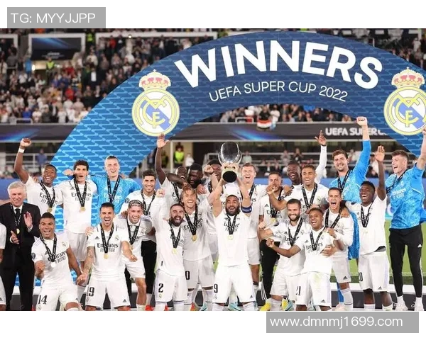 球迷疯狂冲进场内抢C罗球衣引发欧冠赛场惊人一幕