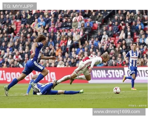 邓伯什与阿尔克马尔的激烈对决揭示足球战术的博弈与激情