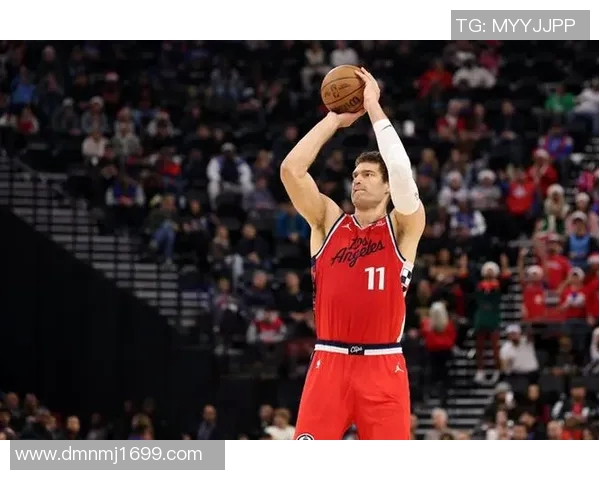 布鲁克洛佩斯：从NBA巨星到篮球战术的核心力量分析