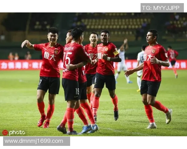 恒大与富力激战在即海报展现两队激情对决的精彩瞬间